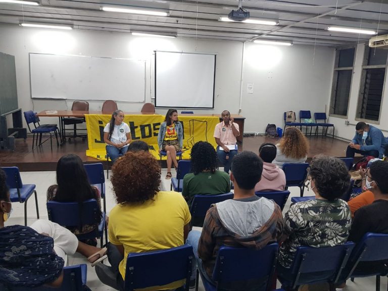 Prof. Josemar e Heloísa Helena dialogam com estudantes da UFF sobre educação pública