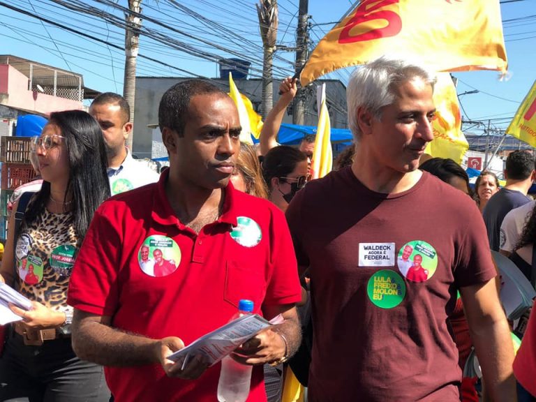 Prof. Josemar e Alessandro Molon caminham pelas feiras de Neves e do Rocha em São Gonçalo