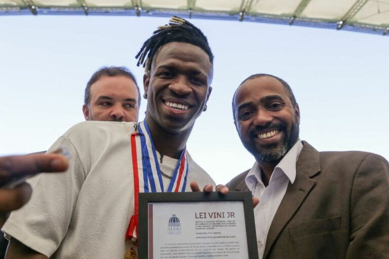 Lei Vini Jr, de nossa autoria, foi sancionada no Maracanã