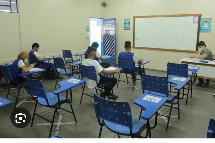 PL 3448/24 – Obriga disponibilizar cadeiras adaptadas para pessoas obesas em instituições de ensino do estado