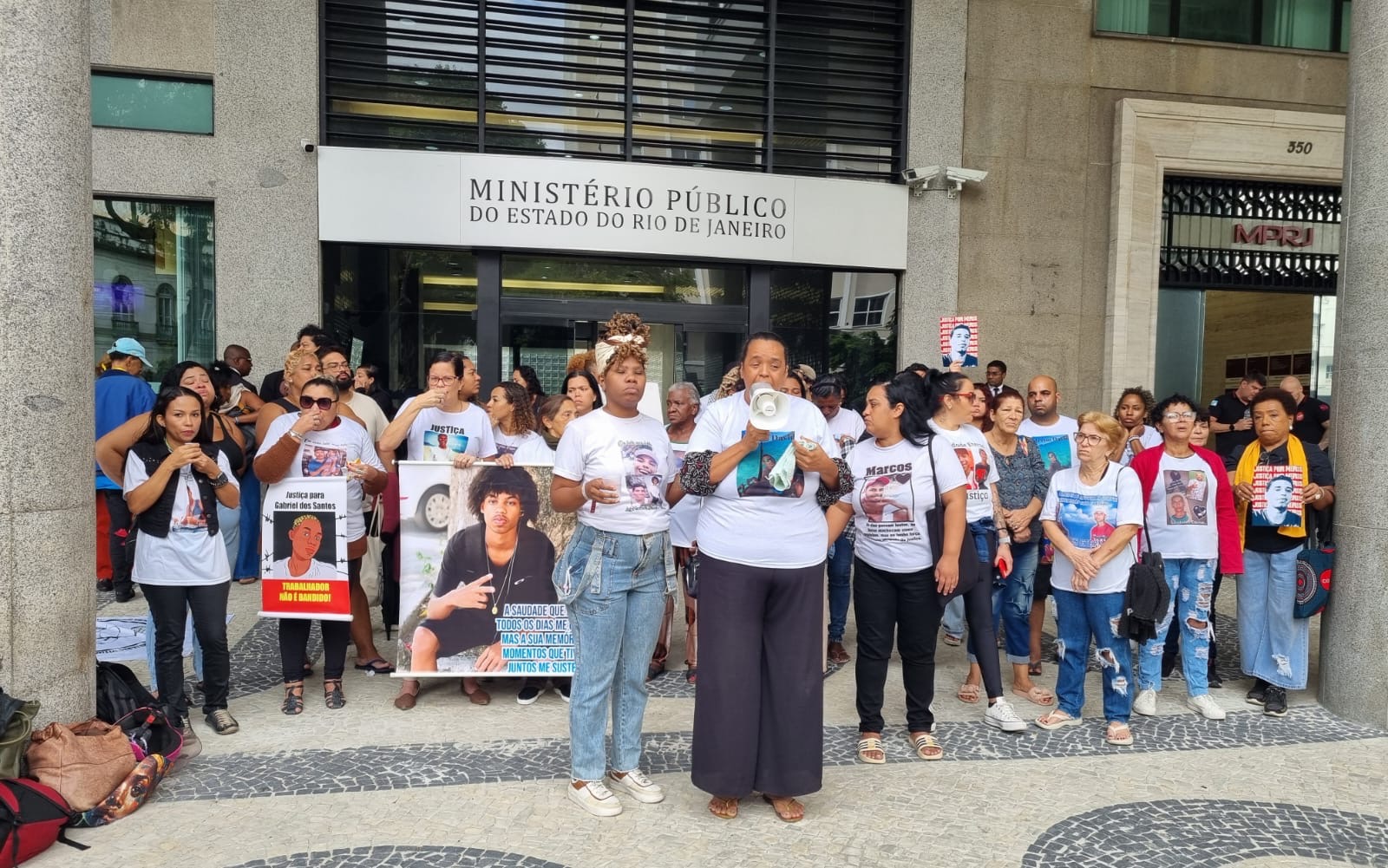 Deputado Prof. Josemar reitera apoio a mães e familiares vítimas da violência estatal em manifestação em frente ao Ministério Público
