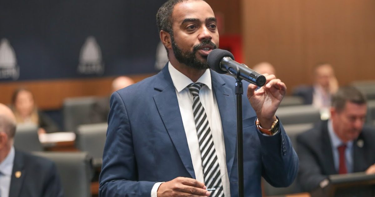 Deputado Prof. Josemar defende redução do preço da passagem do Metrô Rio no plenário da Alerj e enfrenta ira de governista