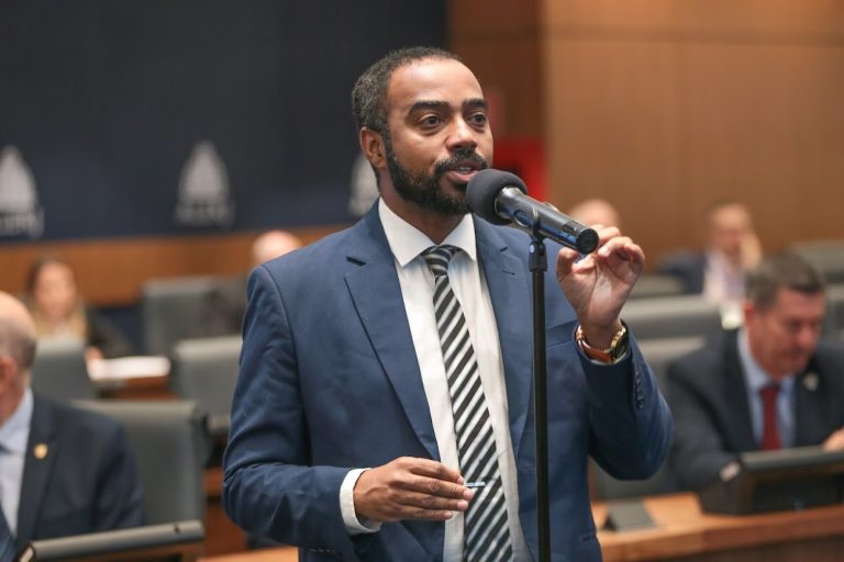 Deputado Prof. Josemar defende redução do preço da passagem do Metrô Rio no plenário da Alerj e enfrenta ira de governista