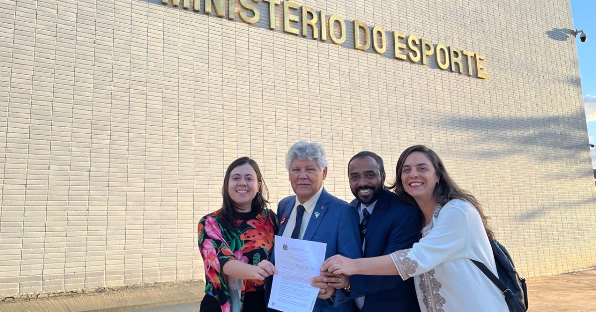 Deputados do PSOL apresentam proposta de federalização da Lei Vini Junior, contra o racismo, ao Ministro do Esporte