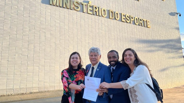 Deputados do PSOL apresentam proposta de federalização da Lei Vini Junior, contra o racismo, ao Ministro do Esporte