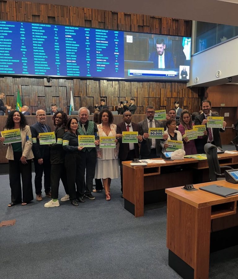 Deputados estaduais da oposição protestam na Alerj contra o tarifaço de Trump e suas consequências para o Estado do Rio de Janeiro