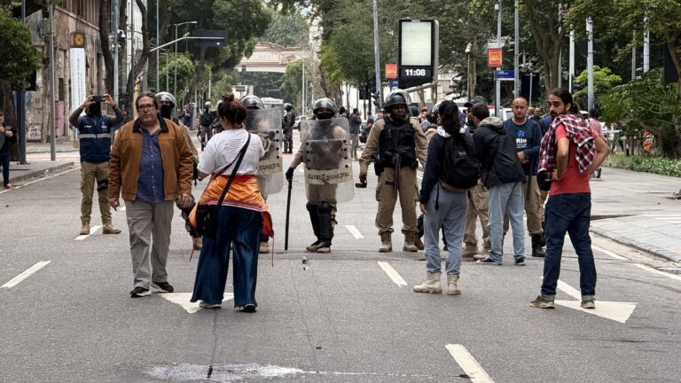 Deputado Professor Josemar sofre agressão da Guarda Municipal em manifestação por moradia no Rio