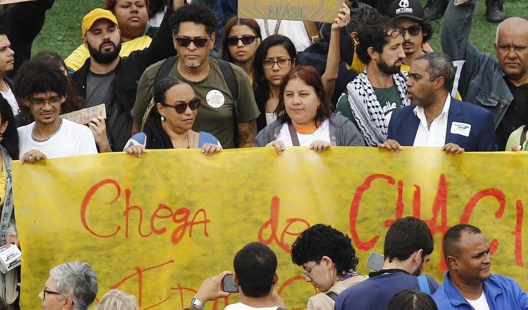“Chega de chacina!”: Ato no Complexo da Penha reúne movimentos sociais, parlamentares e familiares de vítimas contra a violência policial no Rio de Janeiro