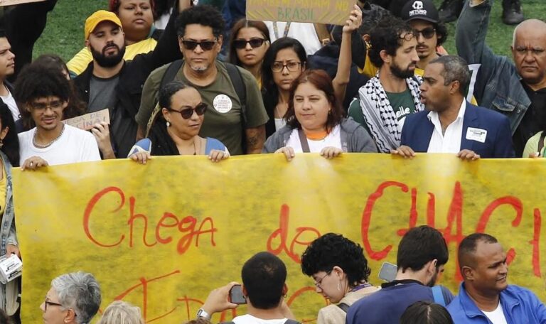“Chega de chacina!”: Ato no Complexo da Penha reúne movimentos sociais, parlamentares e familiares de vítimas contra a violência policial no Rio de Janeiro